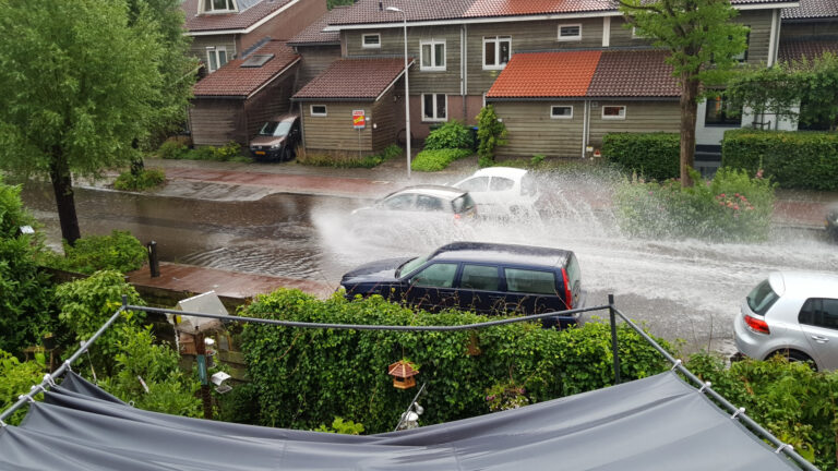 Straat onder water na wolkbreuk Ambachtspolderpad Gouda