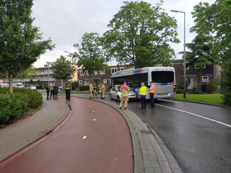 Aanrijding tussen lesauto en lijnbus Kedichemstraat Rotterdam