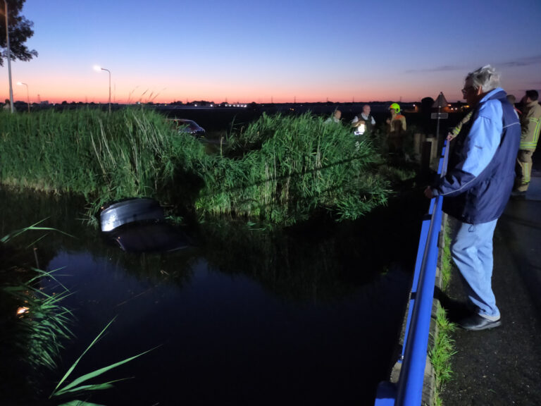 Auto te water, bestuurder gewond Lange Vaart, Bleiswijk Bleiswijk