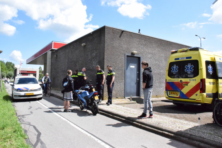 Brommer en fietser botsen bij tankstation Burgemeester Smeetsweg Zoeterwoude