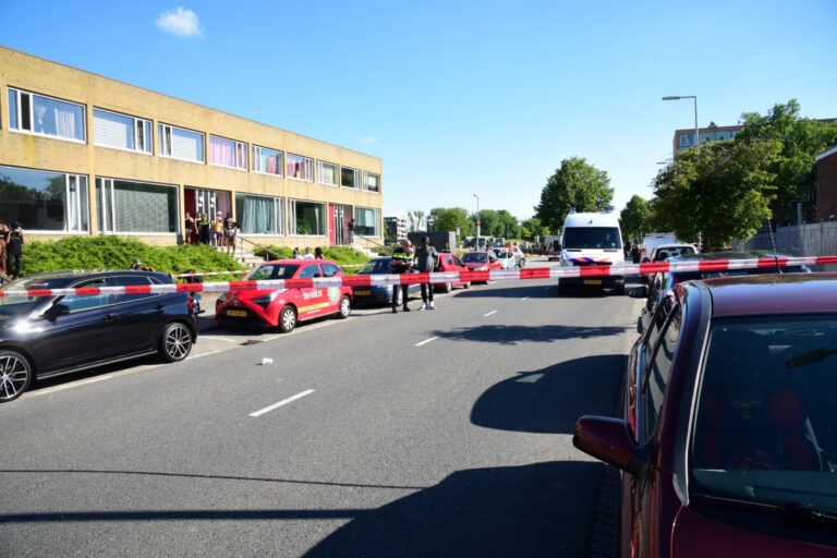 Spelend kindje zwaargewond na botsing met auto Toscalaan Hoogvliet Rotterdam