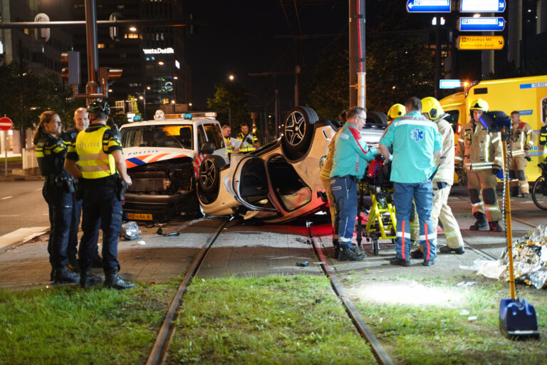 Meerdere gewonden na botsing tussen politieauto en auto Weena Rotterdam