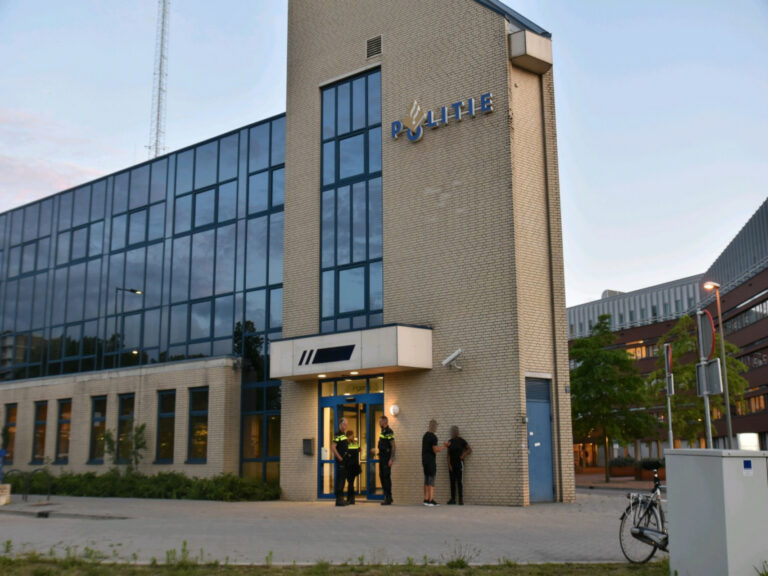 Vrouw loopt politiebureau binnen en zorgt voor veel commotie Bijdorpplein Schiedam