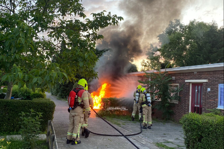 Auto verwoest door brand voor gevel woonhuis Eilertstraat Rotterdam