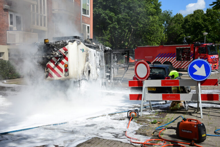 Brandende veegmachine lastig te bestrijden Brigantijnstraat Rotterdam