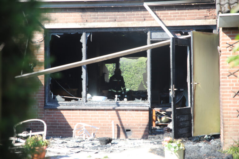 Twee bewoners gewond bij grote brand in drie woningen aan Schijfmos in Nieuwerkerk aan den IJssel