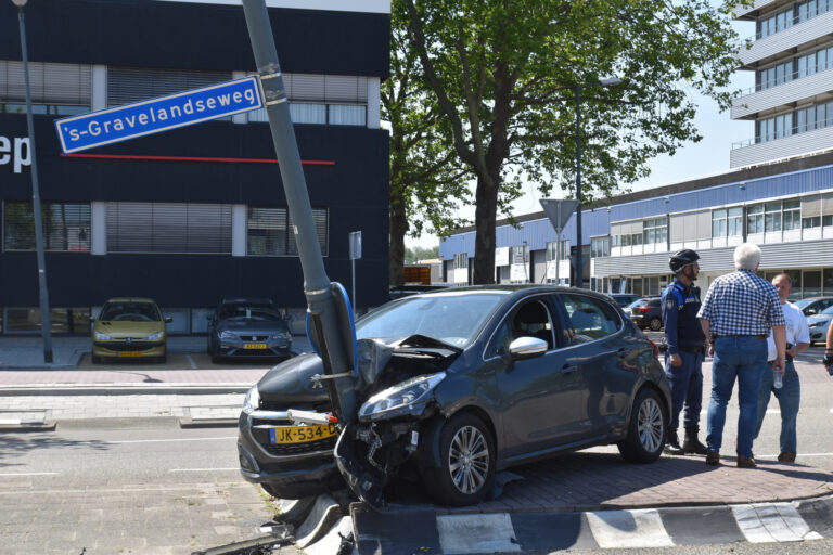 Automobilist klapt vol op lichtmast in Schiehart ‘s-Gravelandseweg Schiedam