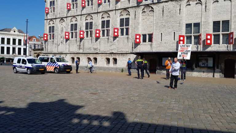 Handjevol demonstranten weggestuurd Markt Gouda