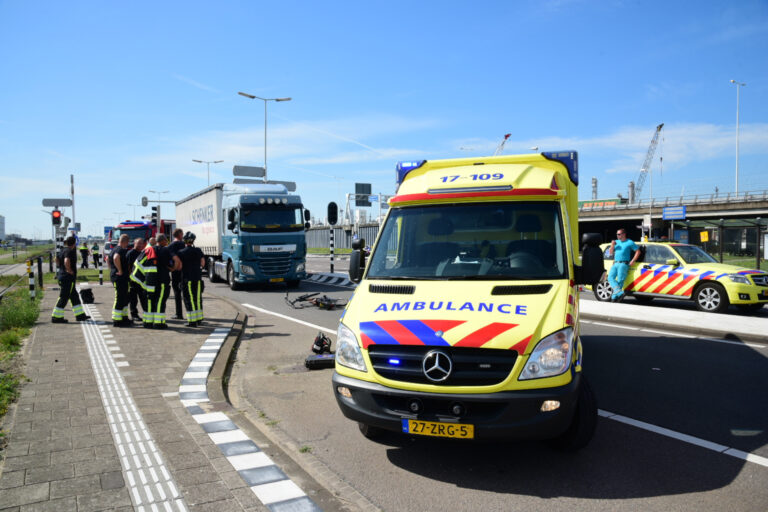 Fietser aangereden door vrachtwagen Botlekweg Botlek Rotterdam