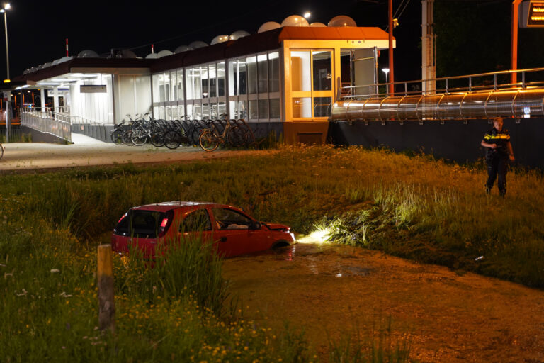 Auto in de sloot na aanrijding Prins Alexanderlaan – S127 Rotterdam