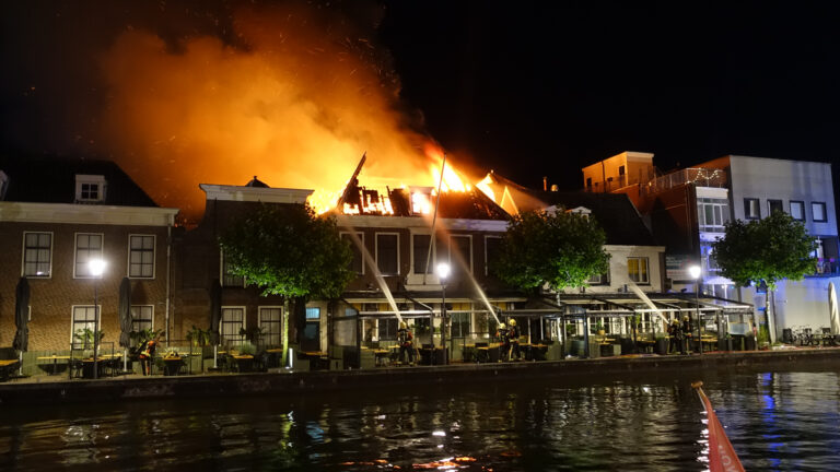 Zeer grote brand verwoest restaurant Pronto en naastgelegen pand aan Rijnkade Alphen aan den Rijn