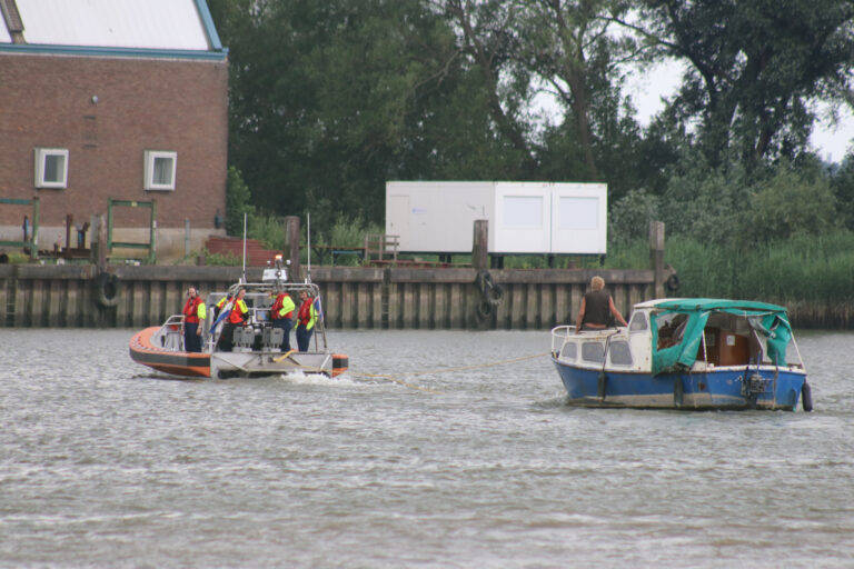 KNRM trekt vastgelopen boot los Van der Giessenweg Krimpen aan den IJssel