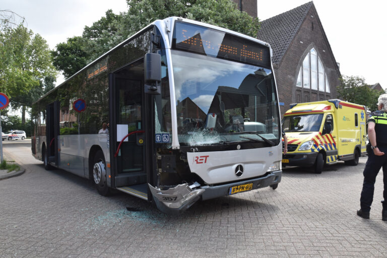 Forse schade bij aanrijding tussen lijnbus en personenauto Sirrahstraat Rotterdam