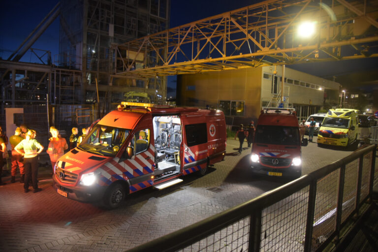 Omstanders halen persoon uit te water geraakte auto Maashaven Zuidzijde Rotterdam