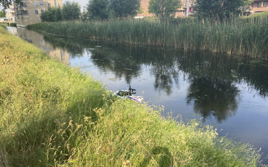 Hulpdiensten rukken massaal uit voor gedumpte scooter Lauwersmeer Rotterdam