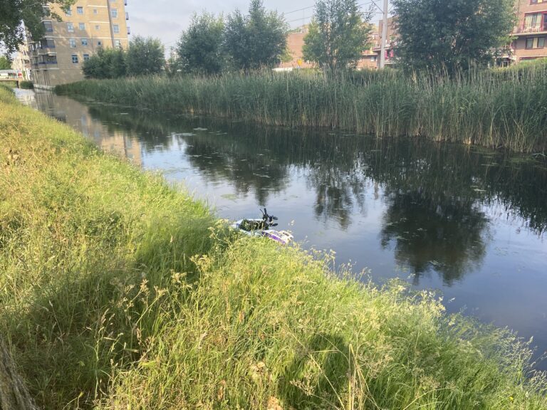 Hulpdiensten rukken massaal uit voor gedumpte scooter Lauwersmeer Rotterdam