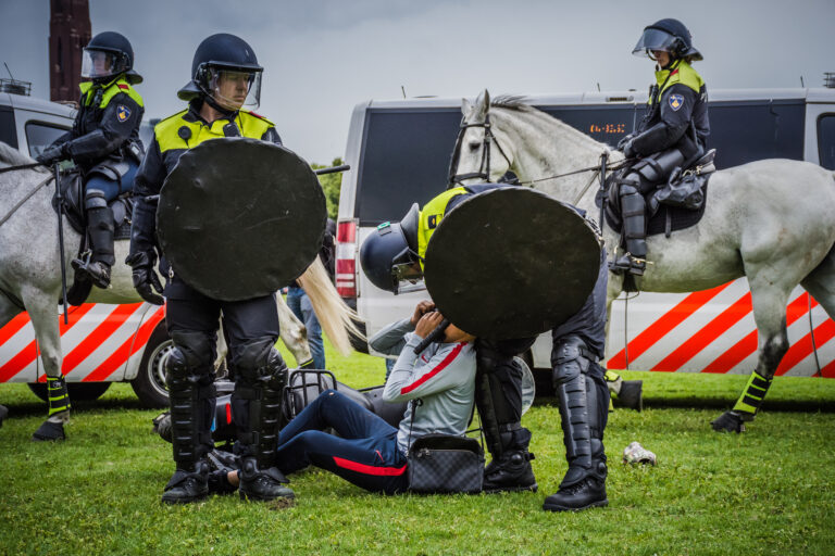 Drie mannen aangehouden voor ongeregeldheden bij anti-coronaprotest in Den Haag