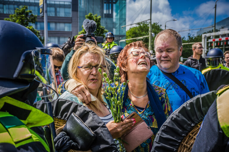 Politie weert demonstranten van Malieveld en verricht tientallen aanhoudingen