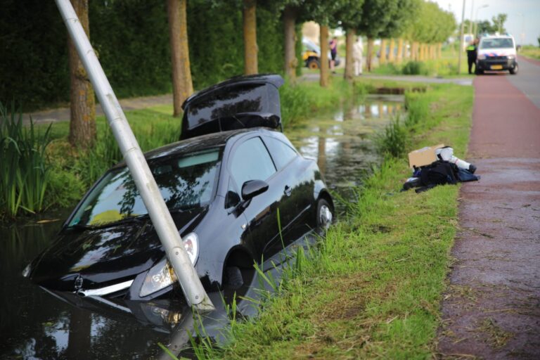 Automobilist botst op lantaarnpaal en eindigt in sloot in Haastrecht