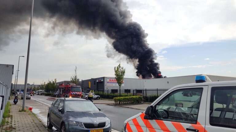 Eigenaar redt hond bij grote brand in autobedrijf Stolwijkstraat Rotterdam