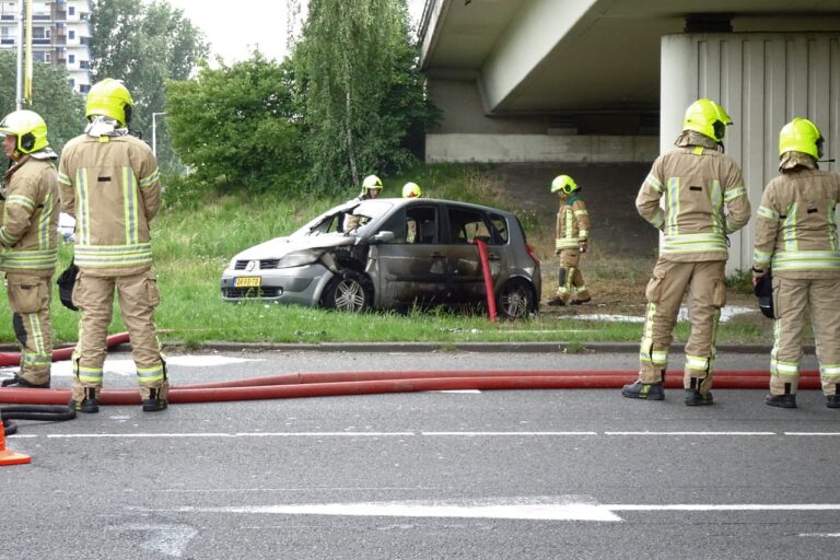 Auto met LPG-tank vliegt in brand op IJsselmondseplein in Rotterdam