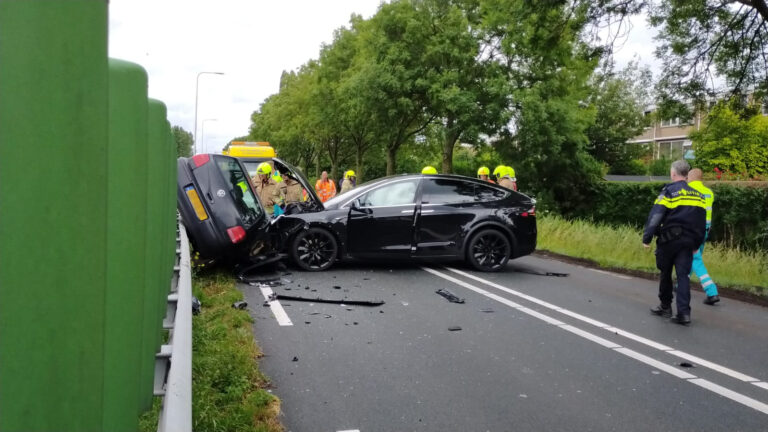 Enorme ravage na zwaar ongeval op Overbuurtseweg (N209) in Bleiswijk