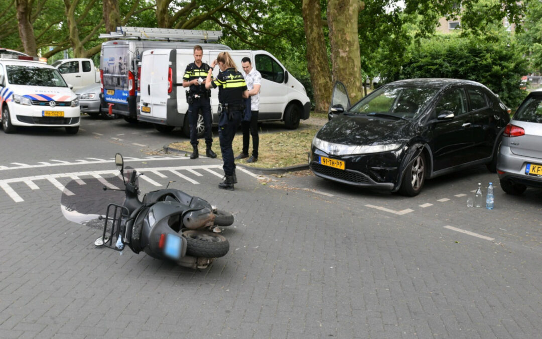 Scooterrijder botst op auto na verlaten parkeerplaats Hugo de Grootstraat Schiedam
