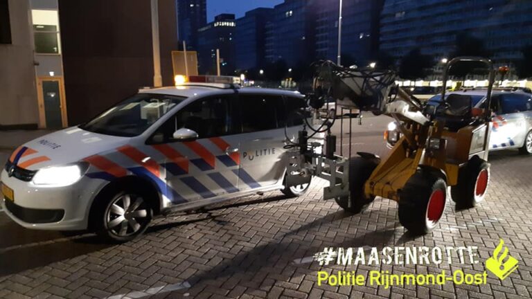 Politie houdt 41-jarige man aan na achtervolging met graafmachine in Rotterdam