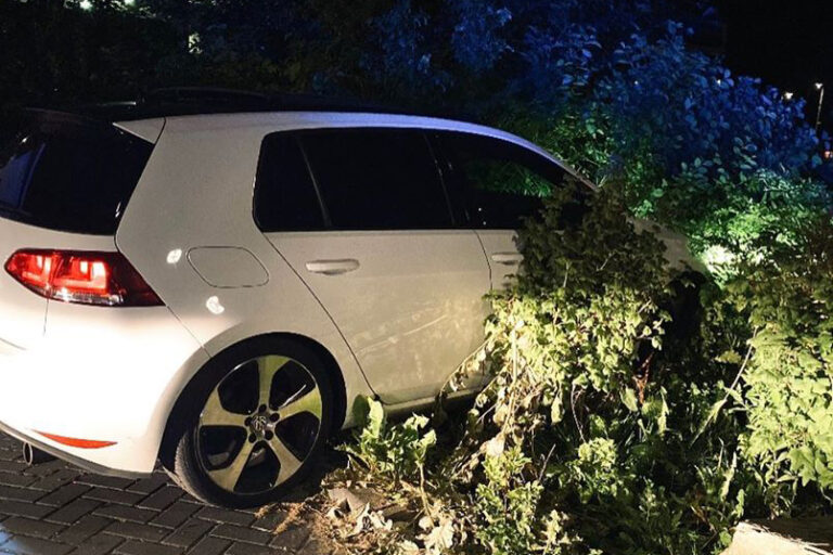 Man in huurauto gaat ervandoor na stopteken en crasht in Rotterdam Charlois