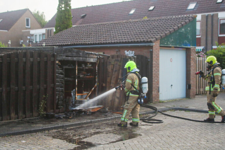 Schuur en schutting verwoest door onkruidbrander Koolzaaddreef Spijkenisse