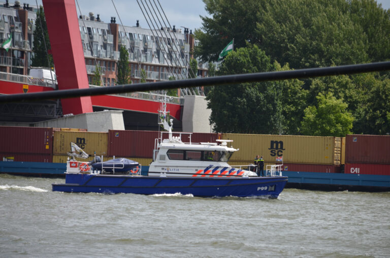 Containerschip vaart tegen Willemsbrug Willemsbrug – S123 Rotterdam