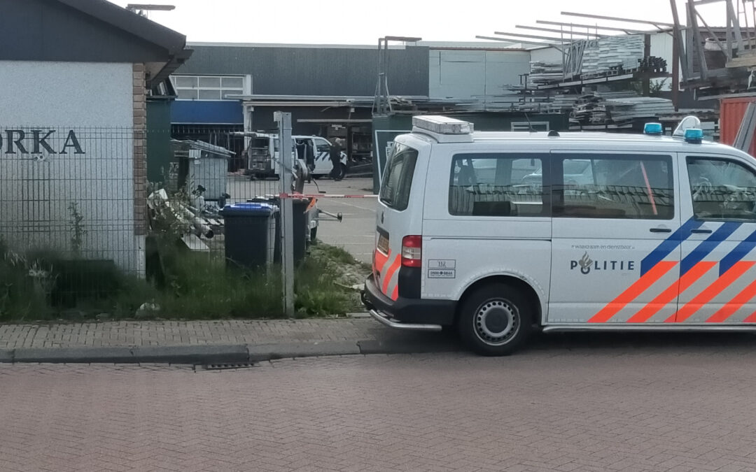 Arrestatieteam doet inval in pand op industrieterrein Industrieweg Berkel en Rodenrijs