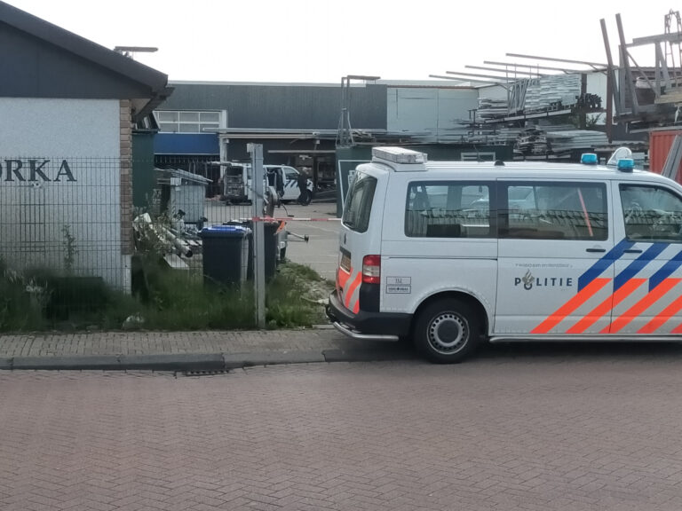 Arrestatieteam doet inval in pand op industrieterrein Industrieweg Berkel en Rodenrijs