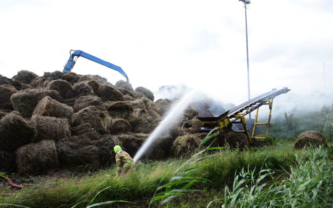 Rook van brand in hooiberg trekt over Rijksweg A29 Achterzeedijk Barendrecht