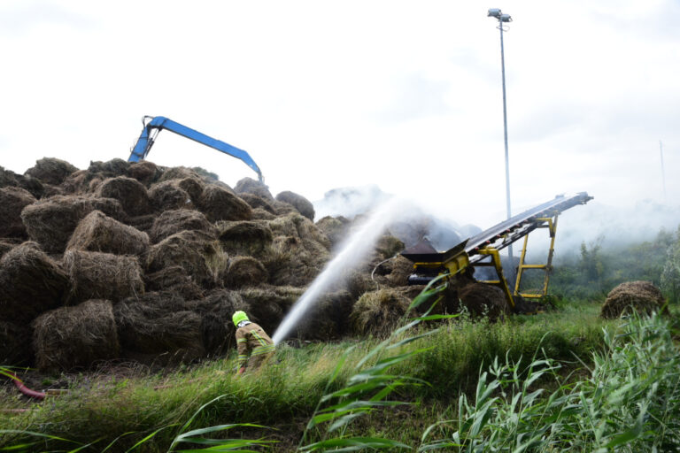 Rook van brand in hooiberg trekt over Rijksweg A29 Achterzeedijk Barendrecht