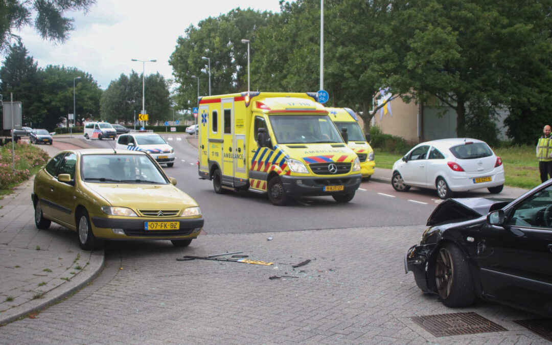 Forse schade bij botsing op kruising Marthalaan Hoogvliet Rotterdam