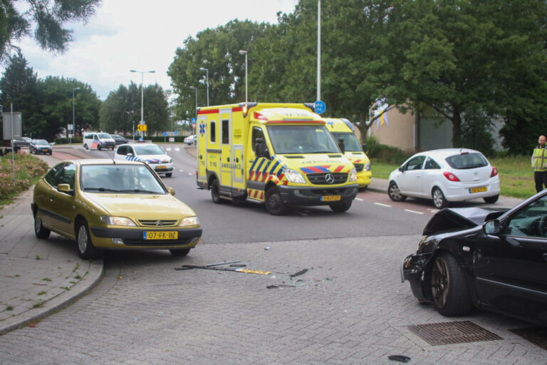 Forse schade bij botsing op kruising Marthalaan Hoogvliet Rotterdam