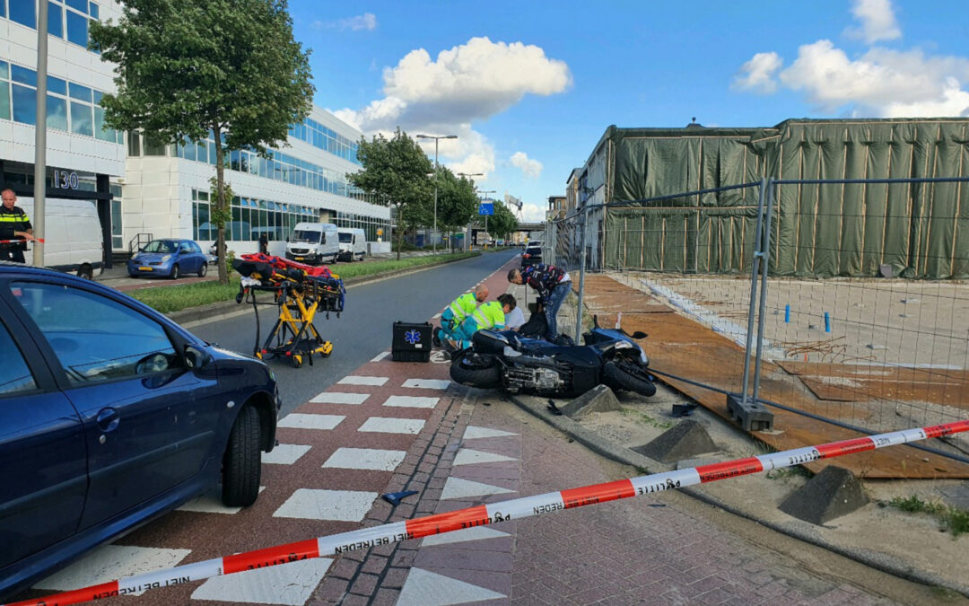 Motorrijder en passagier gewond na aanrijding Industrieweg Rotterdam