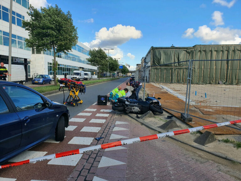 Motorrijder en passagier gewond na aanrijding Industrieweg Rotterdam