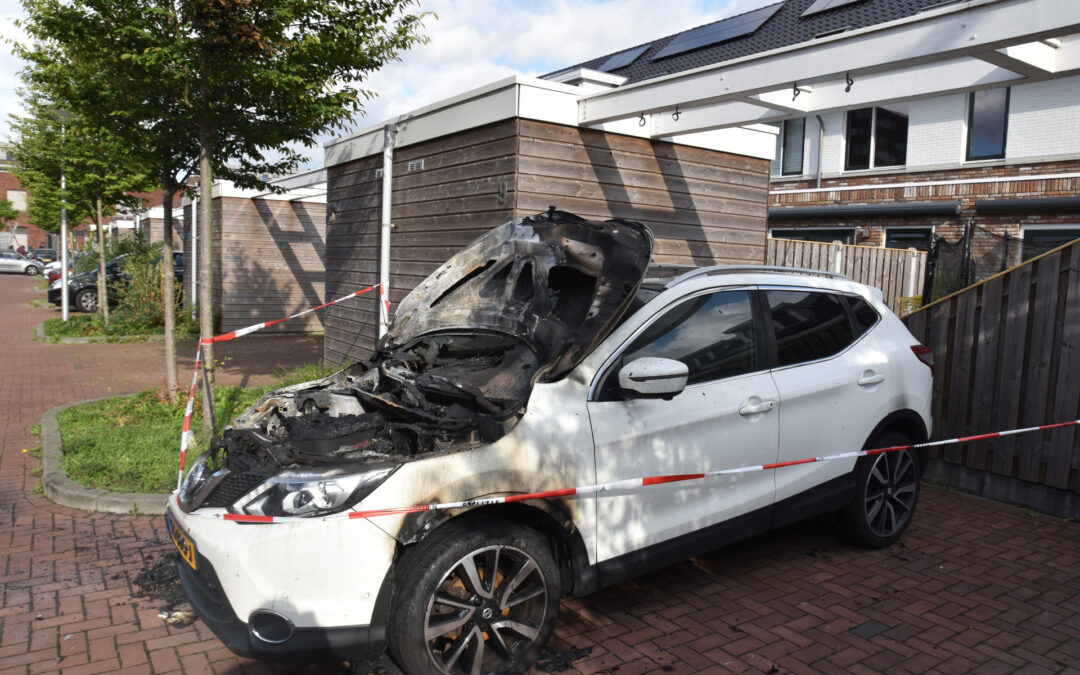 Geparkeerde auto verwoest door brand Kemperhof Vlaardingen