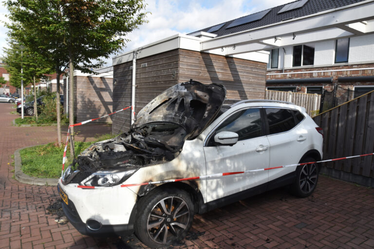 Geparkeerde auto verwoest door brand Kemperhof Vlaardingen