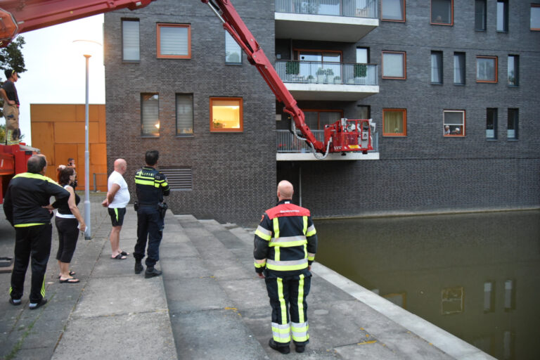 Man gewond in woning Spuistroomstraat Hoogvliet Rotterdam