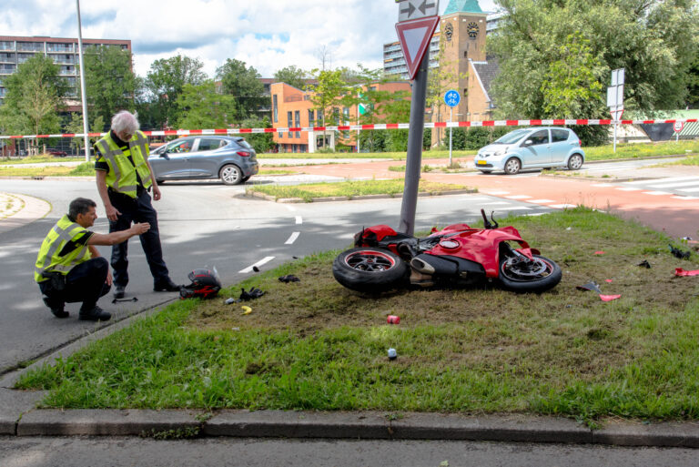 Motorrijder zwaargewond na eenzijdig ongeval Groene Kruisweg – S102 Hoogvliet Rotterdam