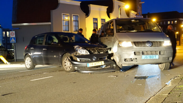 Gewonde na aanrijding met taxibus Prins Hendrikstraat Gouda