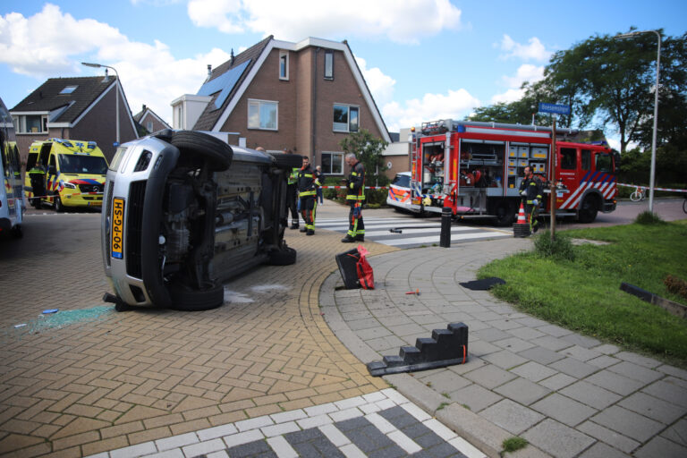 Gewonde nadat auto op de kant beland Boesemsingel Bodegraven