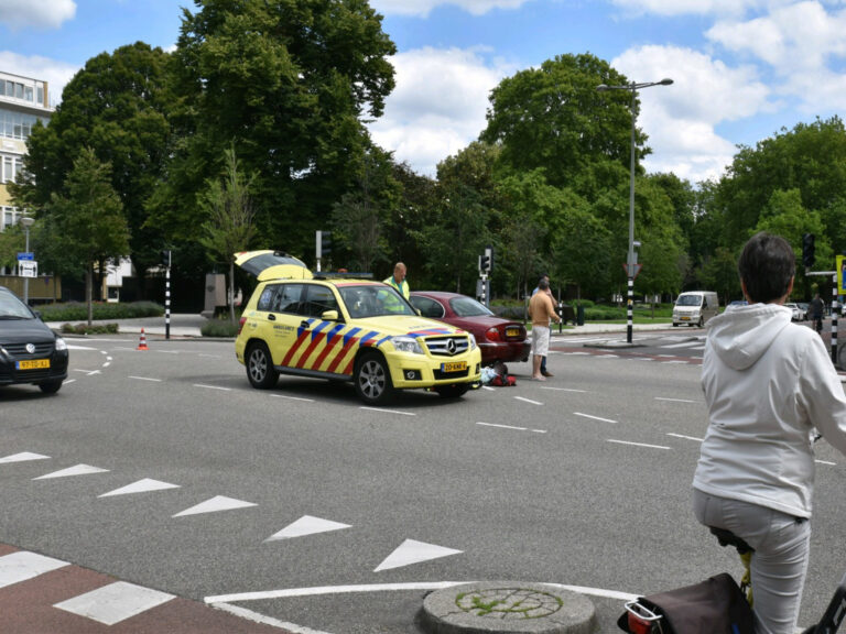 Autoruit zwaar beschadigd na aanrijding met fietsster Oranjestraat Schiedam