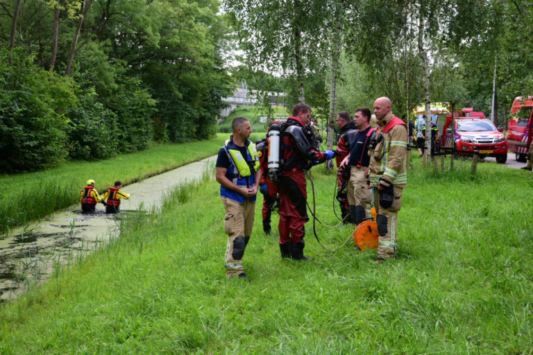 Brandweer doorzoekt sloot na aantreffen kinderfiets Havenspoorpad Rotterdam