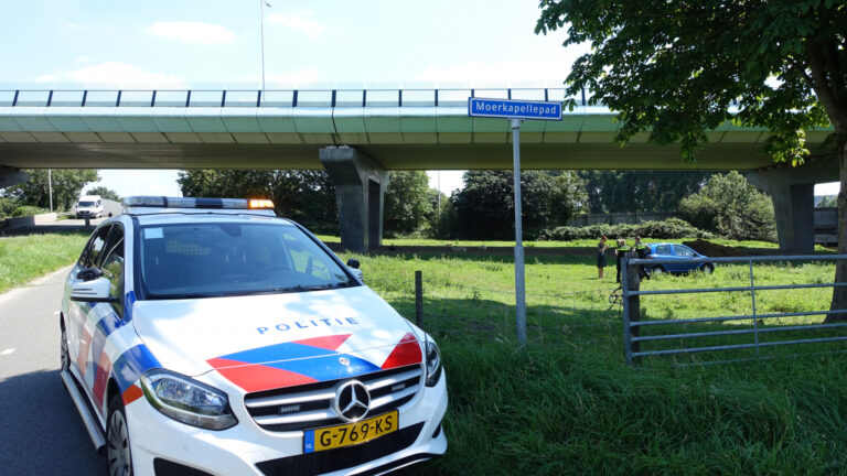 Auto raakt van de weg en belandt in weiland langs Kanaaldijk (N454) in Waddinxveen