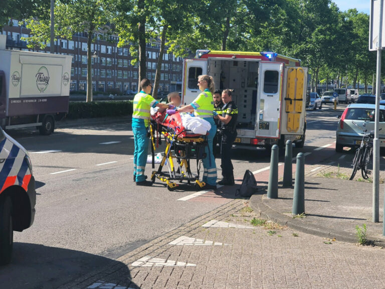 Fietser gewond bij aanrijding met auto Aelbrechtskade Rotterdam