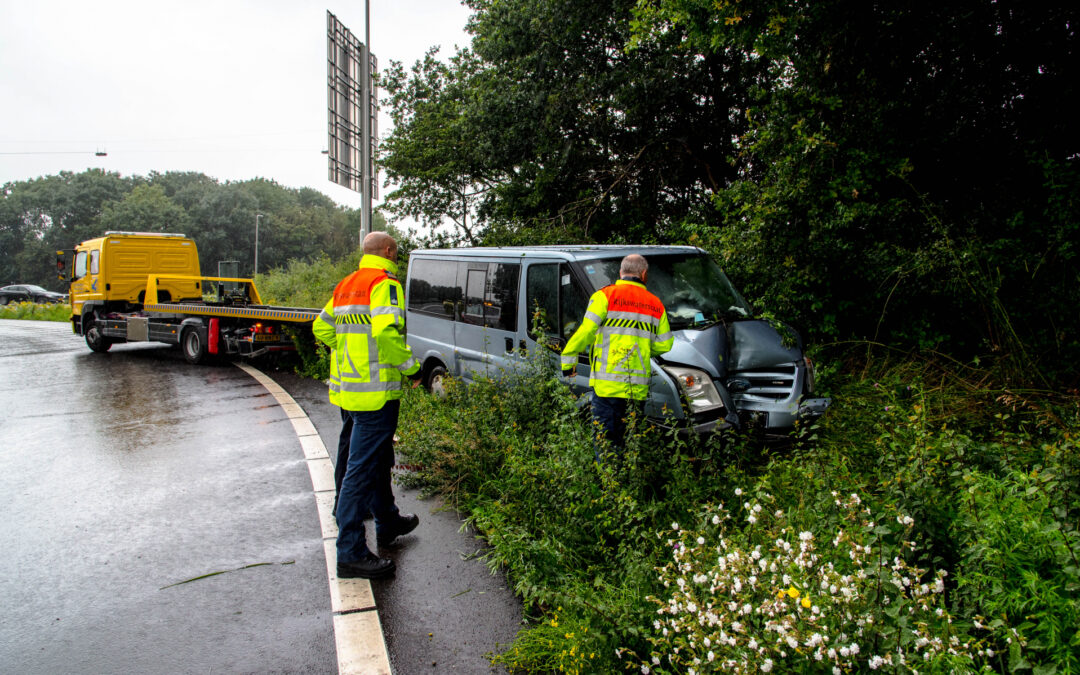 Bestelbus raakt van de snelweg knalt op boom Rijksweg A29 Barendrecht